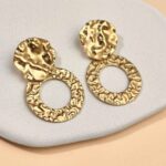 Brincos martelados em aço inoxidável dourado
