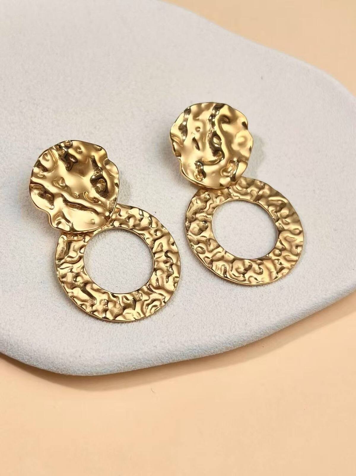 boucles-d-oreilles-martelees-en-acier-inoxydable-dore-style-chic-et-te_dore_68a3bfe732d23 Brincos martelados em aço inoxidável dourado - Image 1