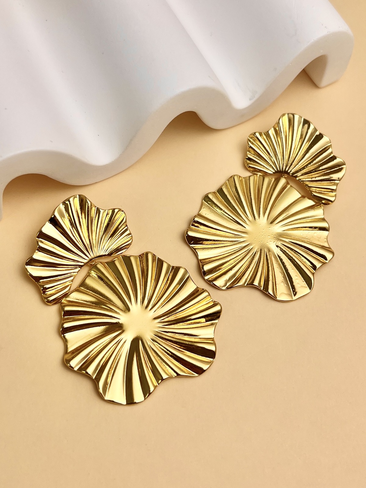 boucles-d-oreilles-pendantes-petale-fleur-acier-inoxydable_dore_689debb1decaa Brincos pendentes em forma de pétala de flor em aço inoxidável - Image 1