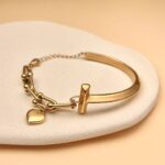 Pulseira dourada mista com corrente e argola com pingente coração em aço inoxidável