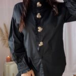 Camisa com botão dourado