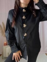 Camisa com botão dourado