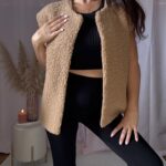 Casaco sem mangas com forro felpudo e bolsos