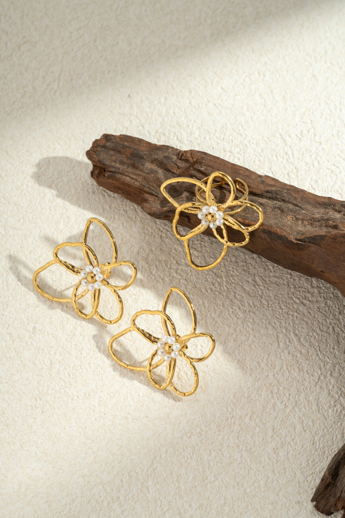 parure-fleur-acier-inoxydable-doree-bague-ajustable-boucle-elegante_dore_6864011aeb434 Conjunto dourado anel ajustável e brincos em aço inoxidável - Image 1