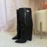 Bota alta elegante – Acabamento dourado moderno