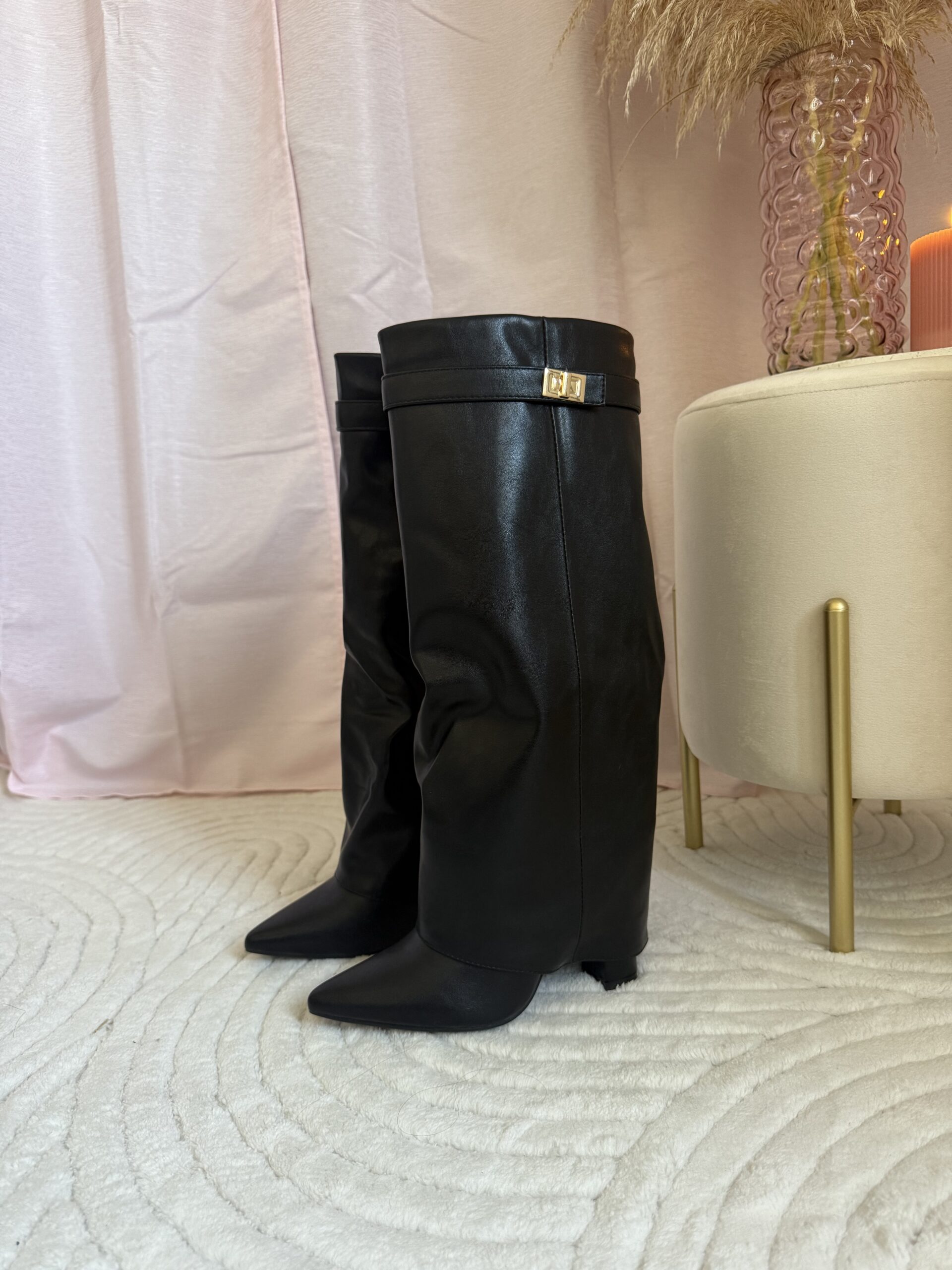 ref 37 Bota alta elegante – Acabamento dourado moderno - Image 1